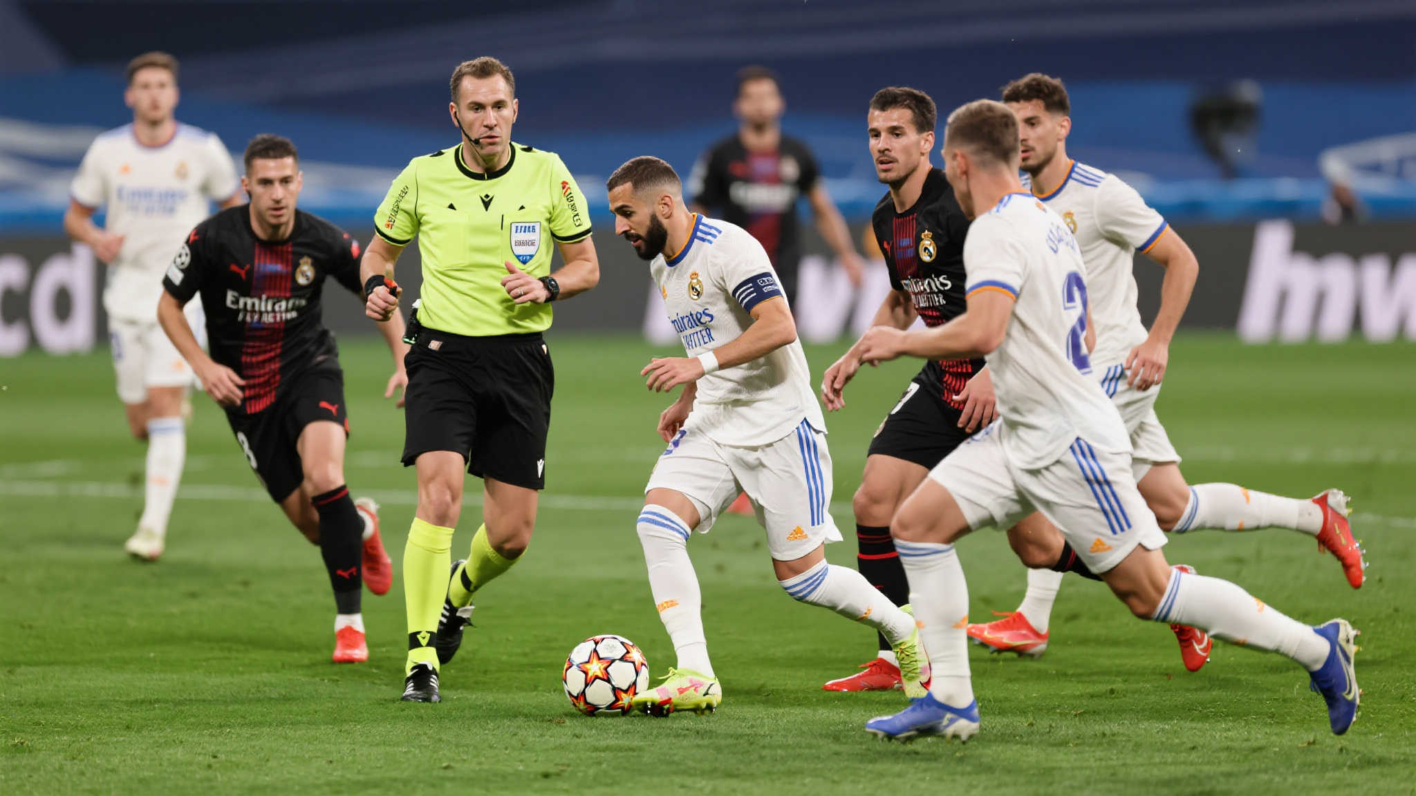 尤其是——当卡瓦哈尔被罚下后，银河战舰立刻平稳过渡